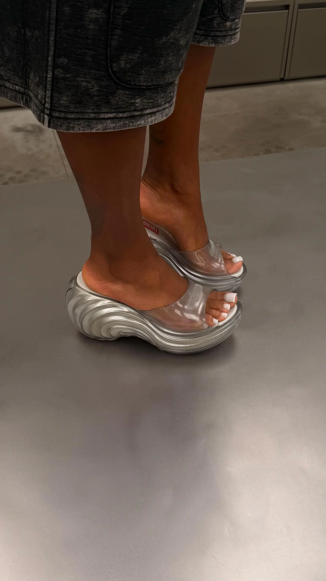 Open-toe platform shoes with wavy soles