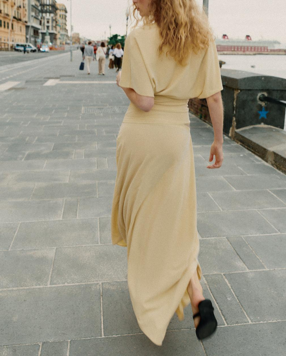 V-NECK TOP+ASYMMETRIC FLOWING SKIRT
