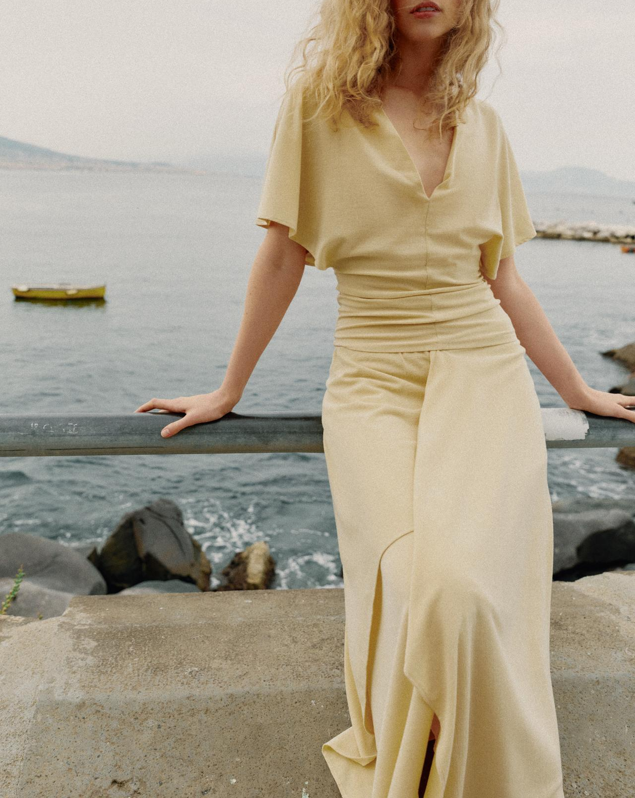 V-NECK TOP+ASYMMETRIC FLOWING SKIRT